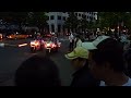 2012年5月20日(日)、平成24年5月場所千秋楽に行ってきました！ （0:00） 関係者用出口から出てくる浅香山親方（魁皇）、旭天鵬、旗手の白鵬（0:26） 正面玄関前でオープンカーに乗って祝福を受ける旭天鵬、白鵬（0:54） 沿道をオープンカーでパレードする旭天鵬、白鵬以前から調子の悪かったデジカメが本格的に壊れちゃった中で撮ったため、一部観づらいトコがありますが．．．ごめんなさひ。 Makuuchi division champion kyokutenho victory parade.