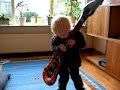Tijs speelt gitaar