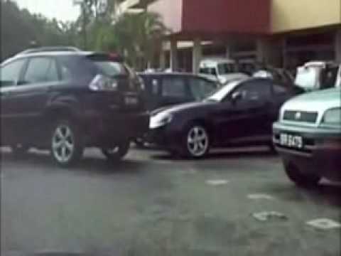 Singapore - Auntie Driver Parking Fail (subtitle)