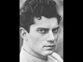 li vidi tornare � la versione primitiva, pubblicata solo post mortem, della futura canzone ciao amore ciao poi presentata dall'artista a san remo nel 1967. gliela censurarono e perci� cambi� tutto il testo ma il ritornello � sempre quello.

li vidi passare
vicino al mio campo
ero un ragazzino
stavo l� a giocare

erano trecento
erano giovani e forti
andavano al fronte
col sole negli occhi

e cantavano cantavano
tutti in coro
ciao amore ciao amore
ciao amore ciao

ciao amore ciao amore
ciao amore ciao
ciao amore ciao amore
ciao amore ciao

avrei dato la vita
per essere con loro
dicevano domani
domani torneranno

aspettai domani
per giorni e per giorni
col sole nei campi
e poi con la neve

chiedevo alla gente
quando torneranno
la gente piangeva
senza dirmi niente

e da solo io cantavo
in mezzo ai prati
ciao amore ciao amore
ciao amore ciao

ma una sera ad un tratto
chiusi gli occhi e capii
e quella notte in sogno
io li vidi tornare

ciao amore ciao amore
ciao amore ciao
ciao amore ciao amore
ciao amore ciao
ciao amore ciao amore
ciao amore ciao

(created on windows vista with picasa.)