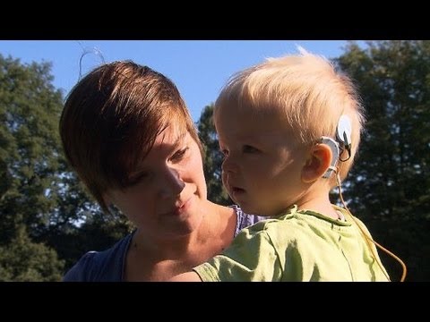hören - Von 1000 Neugeborenen kommen ein bis zwei Kinder mit einem Hörschaden zur Welt. Sie können weder sprechen lernen noch die Stimme ihrer Eltern erkennen. Eine ...