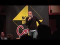 Johan Rheborg improviserar med publiken p� Norra Brunn
