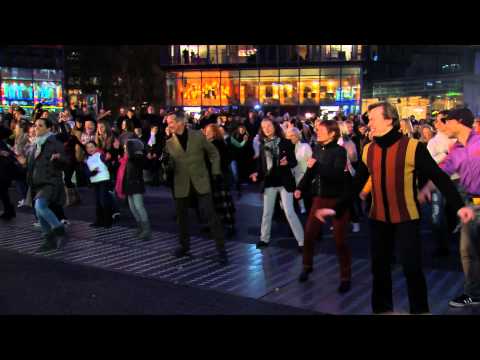 Malakhov - Der fabelhafte Flashmob im Sony Center mit Vladimir Malakhov, Tänzern des Staatsballetts Berlin, Aerobictänzerinnen des Fitnessclubs Aspria, den Kinder von