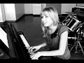 A song, written by me (melody, lyric and singing)15 years old girl from GermanyWow, ich bin echt überwältigt von so vielen tollen kommentaren! vielen dank an euch alle, die mich unterstützen. ich versuche die kritik anzunehmen und mich so zu bessern. Text:Schaut euch nur diese Welt an, es ist so komischLeben geniessen gibt es nicht mehr, weis nicht was los istbald wird die Welt sich nicht mehr weiterdrehen wenn wir nicht einsehendass wir für unser Glück selbst verantwortlich sindDer Himmel ist schwarz, Wolken ziehen aufdas Schicksal nimmt so langsam seinen Laufwollt ihr es wirklich wie ihr euch grad benehmtwollt ihr dass euer Lebenswille untergehtUnsre Gefühle sind wie betäubt, ich merk es hierausgelöscht, nicht mehr gebraucht, ich merks an mirWo ist die Liebe hinHaben wir verlernt sie zu spüren oder hat es einfach keinen, keinen SinnHaben wir versagt in dieser großartigen Rolle des Liebendenund irgendwann wir man verstehen dass Liebe unersetzbar istWas ist hier auf Erden geschehenich kanns nicht nachvollziehenwo sind die Helden des Tages hinich kann sie nicht mehr sehenund all die Prinzen die es mal gabsind sie vielleicht geflohen, zurück in ihr Märchenland, was weit weg ist von hierDie Luft ist kalt ich atme durchund ich kann merken wie viele Herzen erfrierenwas ist nur los mit dieser Weltdürfen die Hoffnung jetzt nicht verlierenUnsre Gefühle sind wie betäubt, ich merk es hierausgelöscht, nicht mehr gebraucht, ich merks an mirWo ist die Liebe hinHaben wir verlernt sie zu spüren oder hat es einfach keinen, keinen SinnHaben wir versagt in dieser großartigen Rolle des Liebendenund irgendwann wir man verstehen dass Liebe unersetzbar ist