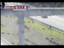 Un niño arriesga su vida cruzando la autopista.