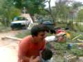 videos de lanzando niño
