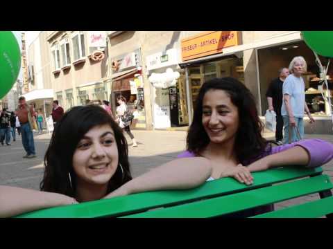 Promotion (marketing) - Lustige Bank-Promotion in Wiesbadener Innenstadt.