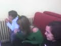 Una noche de copas después de una tesis deja secuelas. Éso lo demuestran estos becarios, quienes al principio ponen reparos en mostrar sus dotes de danzaores, pero después muestran todo su arte en una cafetería con profesores, otros becarios y personal de la facultad sin necesidad de haber bebido ni gota de alcohol (aunque el café de bio también te deja algo trastocado)