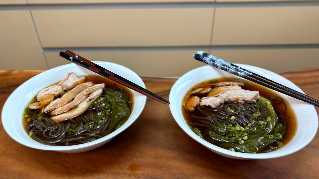 מכינים מרק פרגית עוף ואטריות סובה בתוספת באק צ'וי ובצל ירוק – קליל פשוט וטעים