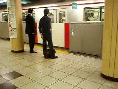 丸の内線赤坂見附駅　電車が発車します。