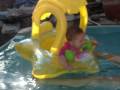 Belen en su flotador