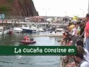 Saltos y castañazos en la cucaña del puerto de Candás