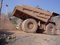Dumper se met en position pour benner
