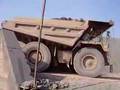 Dumper se met en position pour benner