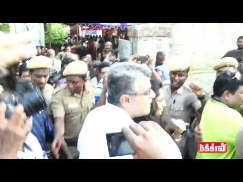 voting - பாராளுமன்ற தேர்தல் 2014 - நடிகர் அஜித் தன் மனைவியோடு வாக்களித்தார்...