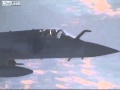 Straaljager vliegt op Airbus af