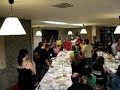 la schola cantorum coralina canta en la �ltima sobremesa del xvii curso de canto, tecnica vocal, direcci�n coral y taller coral (organizado por el coro camerata ad libitum de ponteareas)celebrado en pontevedra, galicia el 21 de agosto de 2006. la solista es rosaida, en la esquina superior izquierda, sentada... disfrutad, nosotros ya lo hicimos en su tiempo... es vuestro turno...!!!