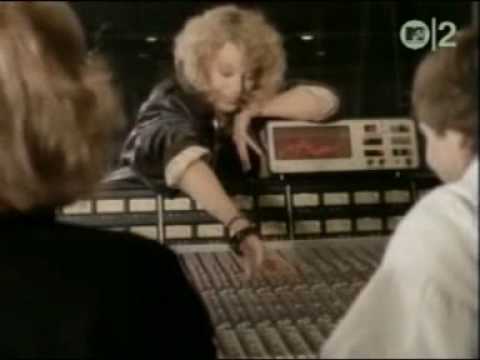Kylie Minogue – The Loco-Motion
