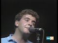 en concierto para el programa 'la cuarta parte' de 'la bola de cristal' (tve, 1986)

sabes que siempre he sido honrado,  
todos se unieron contra m�.  
los testigos estaban sobornados.  
llevo diez a�os en sing-sing.  
ser� un personaje de novela.  
alg�n d�a escapar� de aqu�.  
mi moreno es a rayas paralelas,  
porque llevo diez a�os en sing-sing.  
todav�a recuerdo aquella primavera del 57,  
cuando yo era la estrella de los tigres de detroit.  
t� te pon�as colorada  
cada vez que te sonre�a desde tercera base.  
pero yo te juro, margaret,  
que muy pronto seremos felices otra vez.  
no soporto habitar entre las ratas,  
no quiero picar piedra por que s�.  
m�ndame una lima en un bocata,  
porque llevo diez a�os en sing-sing.  
construiremos una granja en colorado.  
tocar� con el banjo para ti.  
porque llevo diez a�os encerrado.  
porque llevo diez a�os en sing-sing.  
porque llevo diez a�os en sing-sing.  
porque llevo diez a�os en sing-sing.