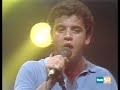 en concierto para el programa 'la cuarta parte' de 'la bola de cristal' (tve, 1986)

sabes que siempre he sido honrado,  
todos se unieron contra m�.  
los testigos estaban sobornados.  
llevo diez a�os en sing-sing.  
ser� un personaje de novela.  
alg�n d�a escapar� de aqu�.  
mi moreno es a rayas paralelas,  
porque llevo diez a�os en sing-sing.  
todav�a recuerdo aquella primavera del 57,  
cuando yo era la estrella de los tigres de detroit.  
t� te pon�as colorada  
cada vez que te sonre�a desde tercera base.  
pero yo te juro, margaret,  
que muy pronto seremos felices otra vez.  
no soporto habitar entre las ratas,  
no quiero picar piedra por que s�.  
m�ndame una lima en un bocata,  
porque llevo diez a�os en sing-sing.  
construiremos una granja en colorado.  
tocar� con el banjo para ti.  
porque llevo diez a�os encerrado.  
porque llevo diez a�os en sing-sing.  
porque llevo diez a�os en sing-sing.  
porque llevo diez a�os en sing-sing.