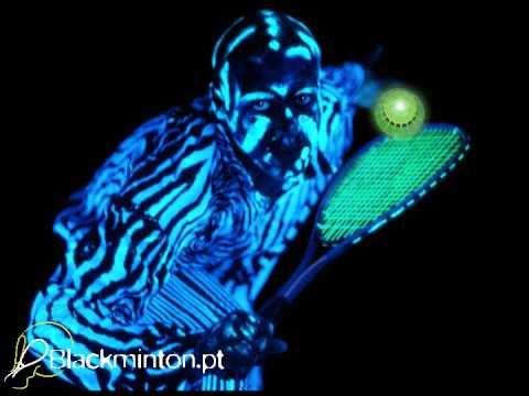 Blackminton para se jogar a noite.