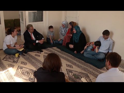 المفوض السامي يزور أسراً سورية ترأسها نساء في الأردن