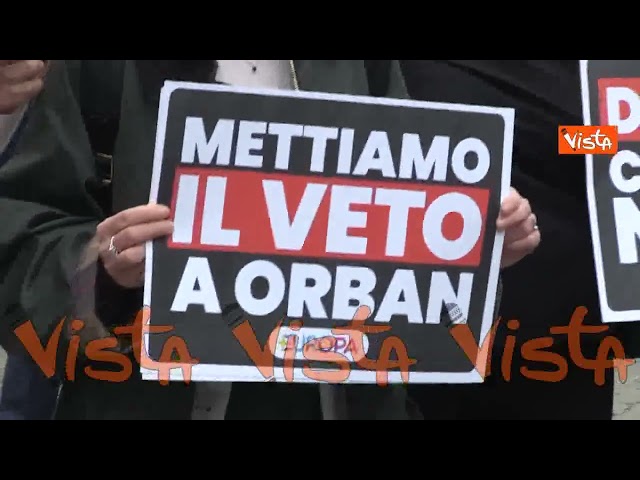 Viktor Orbàn arriva a Palazzo Chigi, il flashmob di protesta di +Europa, con Magi