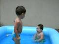 videos de Santi y Dani en la piscina.MOV