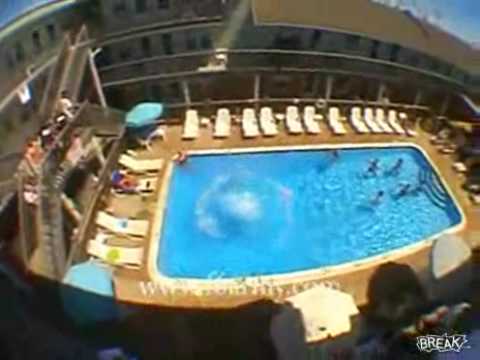 Grande salto da varanda para a piscina