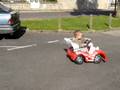 gaby et sa voiture de course sur le parking