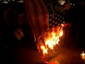 queman la bandera norteamericana de EEUU con calaveras de la muerte wilker