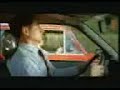 Una mujer en el coche al volante Una mujer en el coche al volante