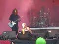 Mi pobrecito Lauri se cae mientras canta... pobrecito xD a mi me pasa eso y me muero... pero ha salido bien del asunto, sigue cantando como si nada... OO xD