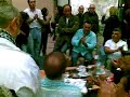 Gipsy King tocando las palmas en el hall del hotel