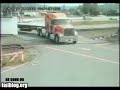 Aparatoso choque entre un tren y un trailer