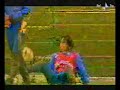 Maradona si alza palleggiando