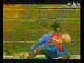 Maradona si alza palleggiando