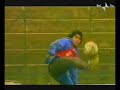 Maradona si alza palleggiando