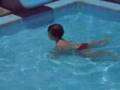 Nicholas na piscina sozinho