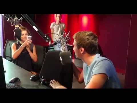 Cheryl teaches Greg how to Wall Twerk