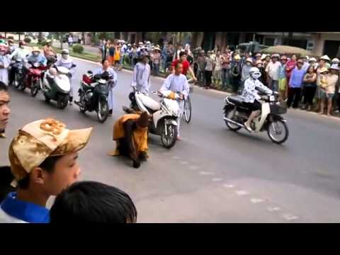 thich tam man - http://caunhattan.wordpress.com Sư Thích Tâm Mẫn (SN 1977) nhất bộ nhất bái từ Sài Gòn ra Yên Tử. Nhiều người đi theo nhà sư này đã đánh người dã man suốt dọ...