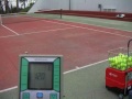 Maquina lanza pelotas en funcionamiento