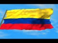 en la parte superior, tendrá un ancho igual a la mitad de la bandera, y los otros dos en fajas iguales a la cuarta parte del total, debiendo ir el azul en el centro. * Amarillo: representa la riqueza del suelo colombiano. * Azul: representa los mares que bañan el territorio colombiano. * Rojo: representa la sangre vertida por los héroes en los campos de batalla para conseguir la libertad de Colombia. Aunque las disposiciones no indican el tamaño de la bandera, por costumbre se ha ...