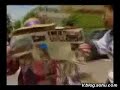 老人说，你们没有资格谈论西藏！你们根本就不懂什么是民主。我有很多证　老人说，你们没有资格谈论西藏！你们根本就不懂什么是民主。我有很多证据。就在我的桶子里，我可以给你们看。接着，老人颤巍巍的爬下小桶，打开桶盖，从里面翻出一个印着许多图片的小册子（旧金山风很大，盖子一下就被风吹走了，他赶紧过去蹲在地上把桶盖给捡了回来）。他对藏独说：你们就靠说谎赚钱，说的谎话越多，赚的就越多！）
