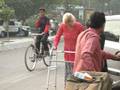 videos de Amanda Walking with Leg Braces in the Streets of Delhi - One Brave Woman!