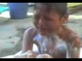 yeade los creadores de la caida de bonachon llega bañando a bonachon jajajacuando lo stan bañando en una tine y el no kiere y empieza a chillar