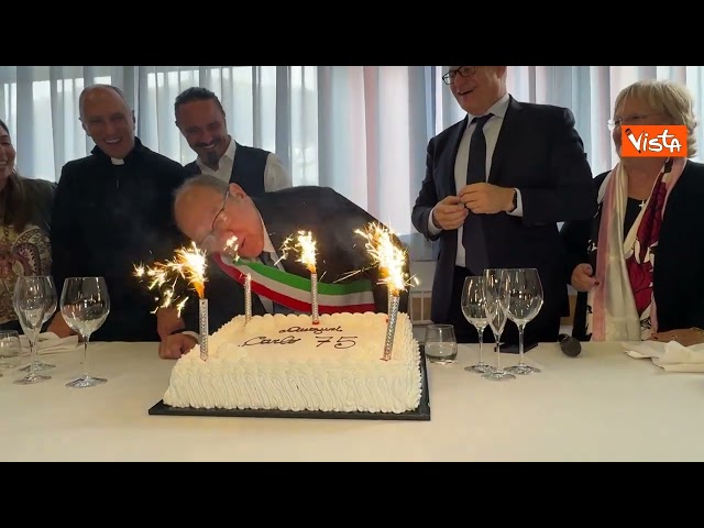 Verdone "sindaco" spegne le candeline al centro anziani: Sono astemio, ma brindo insieme a voi