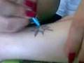 videos de haciendole un tatto a la regge jajja