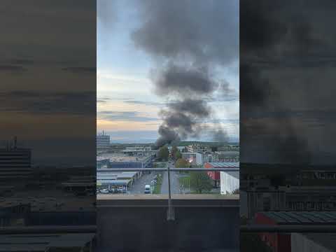 L'alta colonna di fumo nero a Osmannoro