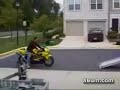 Regis charge sa moto Regis charge sa moto